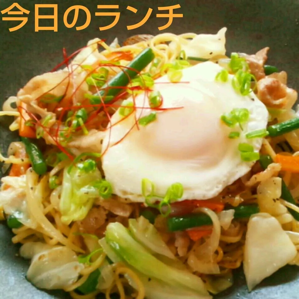 たっぷり野菜の塩焼きそば～トロトロ目玉焼きのせ♪|かおちゃんさん