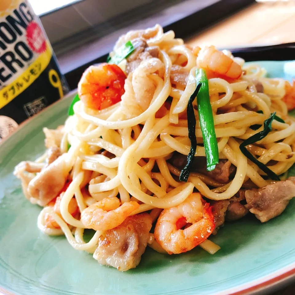 休日お昼にカルディの海老塩焼きそばを作ってみた。|かのパパさん