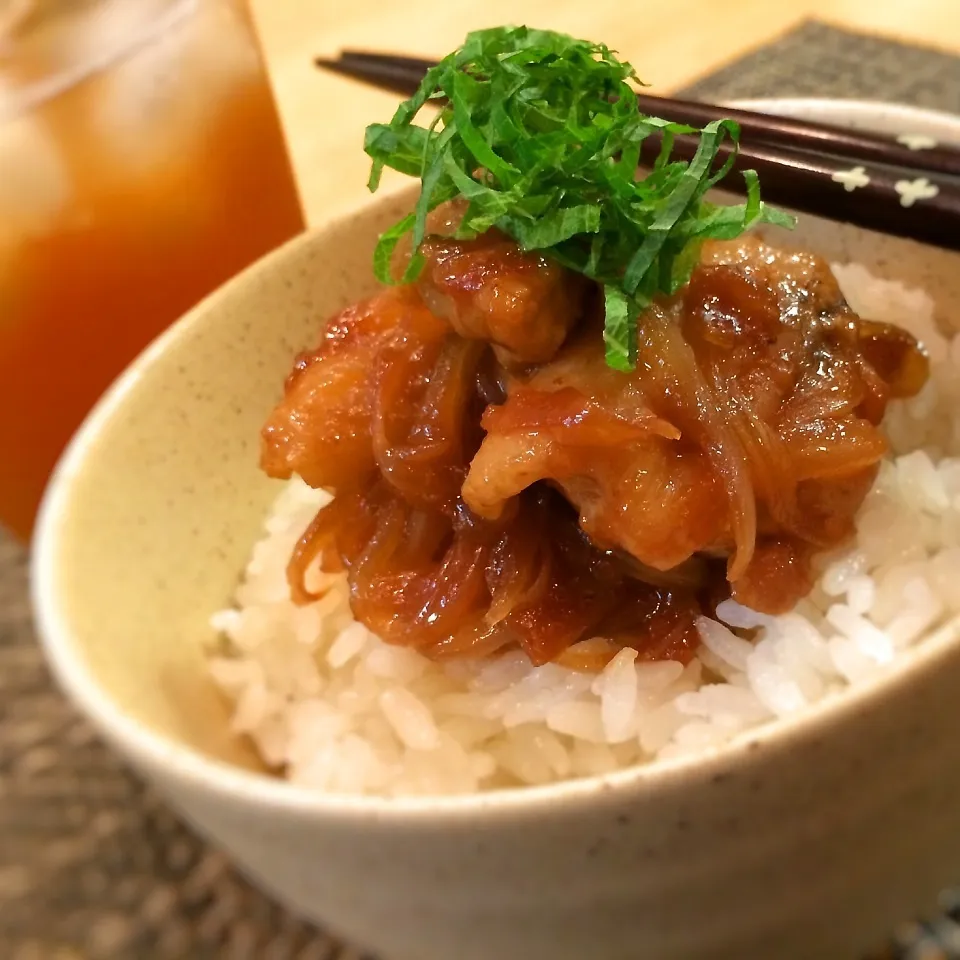 鶏もも梅じょうゆ煮のっけ飯。|かのパパさん