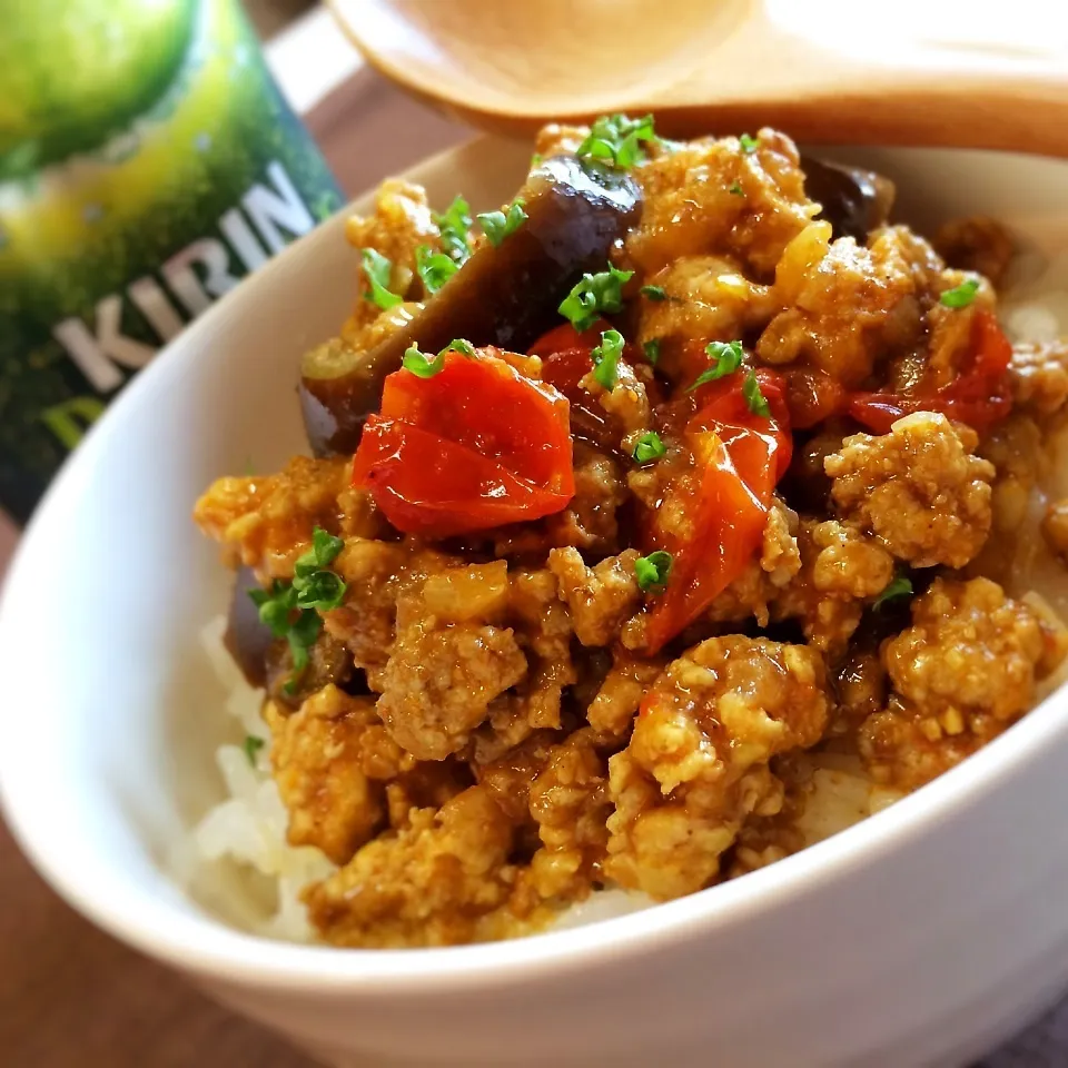 ナスとトマトのキーマカレー丼っ。|かのパパさん