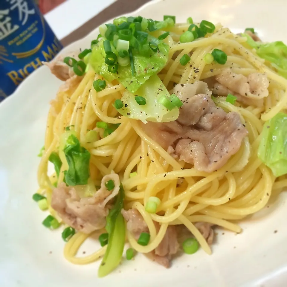 Snapdishの料理写真:からビーさんの塩焼そば風パスタ。勿論ビール片手にっ！|かのパパさん