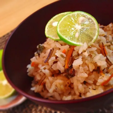 ぶりさんのツナと塩昆布の炊き込みご飯〜すだち汁でぶしゃ〜|かのパパさん