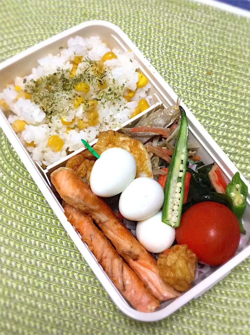 長女の中学弁当〜
コーンご飯、鮭ムニエル、ごぼうサラダ、わかめオクラ酢の物など|yukoさん