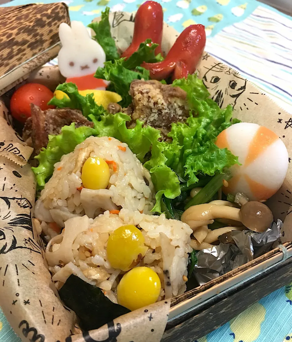 今日のお弁当🤤
🤤銀杏と蓮根の炊き込みご飯(おにぎり)
🤤鶏の竜田揚げ
🤤先日の残り物|MOMO-chan☻さん