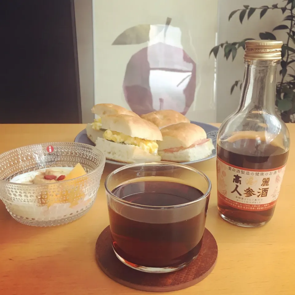 Snapdishの料理写真:玄米珈琲✖️高麗人参酒で朝から体ポッカポカ😊☕️🥕♨️|leeさん