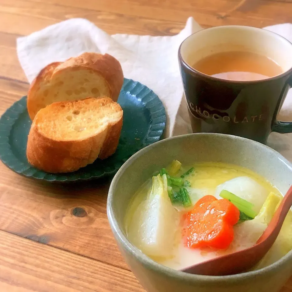 Snapdishの料理写真:かぶのシチューで朝ごはん|もなかさん