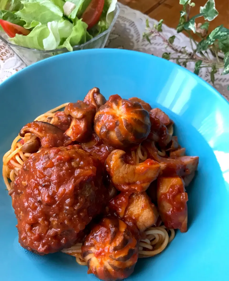 Snapdishの料理写真:🍝5種のキノコ🍄と ぷっくりジューシーなハンバーグ乗っけ トマト🍅スパゲティ🍝|Hollyさん