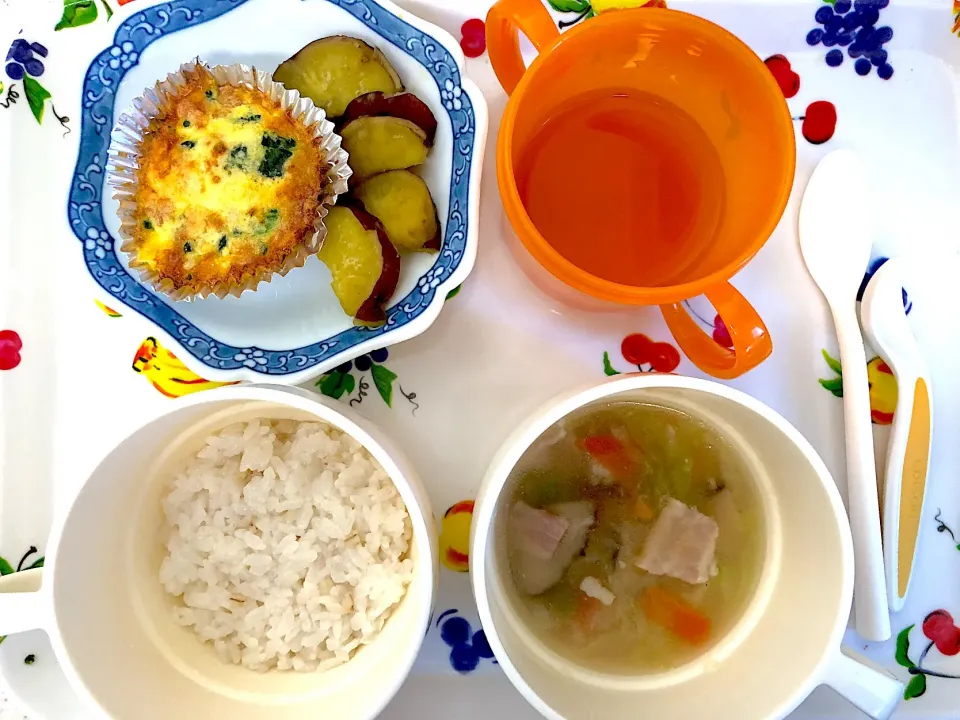 もち麦ご飯 キッシュ さつま芋の甘煮 白菜のスープ|今日の給食ですさん