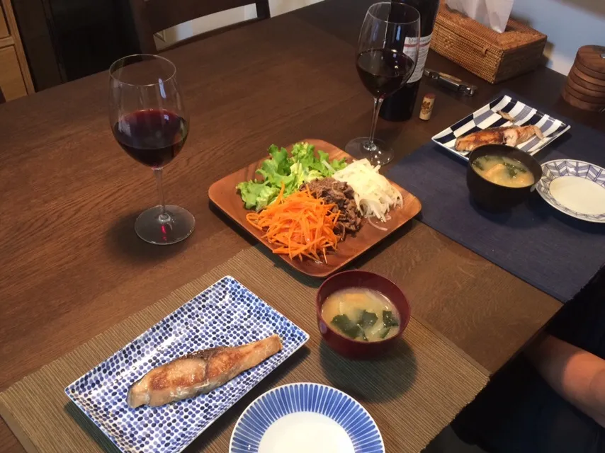 ハマチの醤油漬け 焼肉とナムルのサラダ 大根のお味噌汁|モスグリーンさん