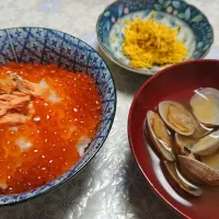 Snapdishの料理写真:鮭の親子丼  アサリの味噌汁  菊のおひたし|Youko  Yamaguchiさん