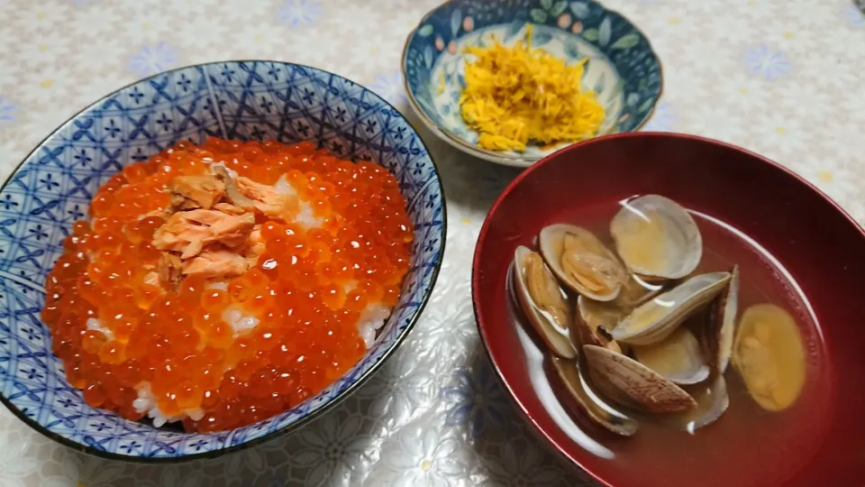 鮭の親子丼  アサリの味噌汁  菊のおひたし|Youko  Yamaguchiさん