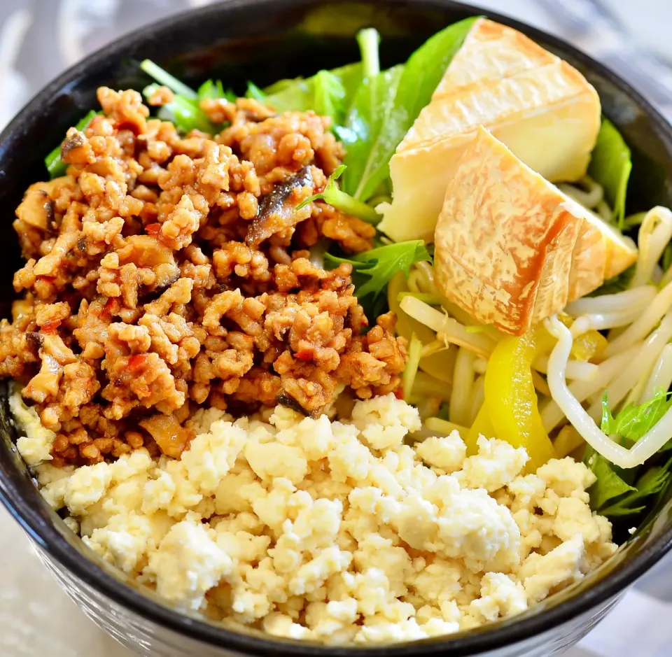 炒り豆腐の肉味噌丼＋スモークカマンベールチーズ|Yasuo  Watanabeさん