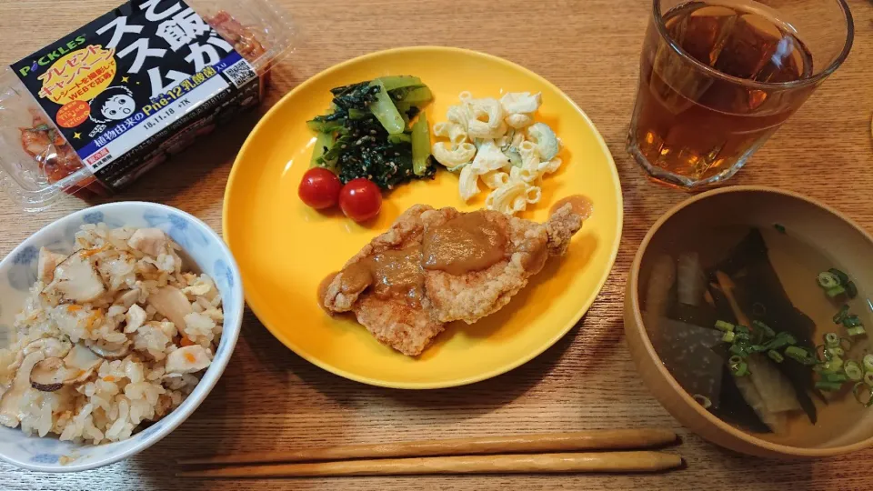 松茸ご飯&豚肉の唐揚げごまソースかけ&根菜とワカメのスープ&昨日のマカロニサラダ&小松菜のごま油炒め😋|しほさん