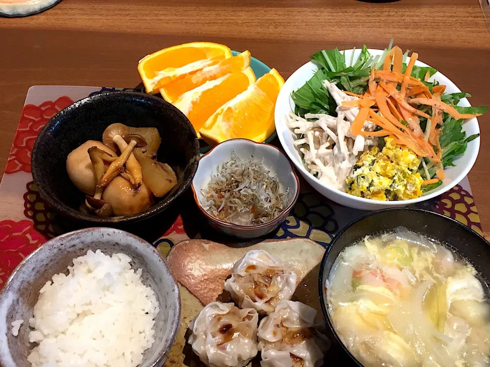 Snapdishの料理写真:晩御飯
里芋と大根としめじの煮っころがし、水菜とゴボウとかぼちゃと人参のサラダ、かちりおろし、ワンタンと玉ねぎとカニカマの卵スープ、白米、シュウマイ、オレンジ|かよちゃんさん