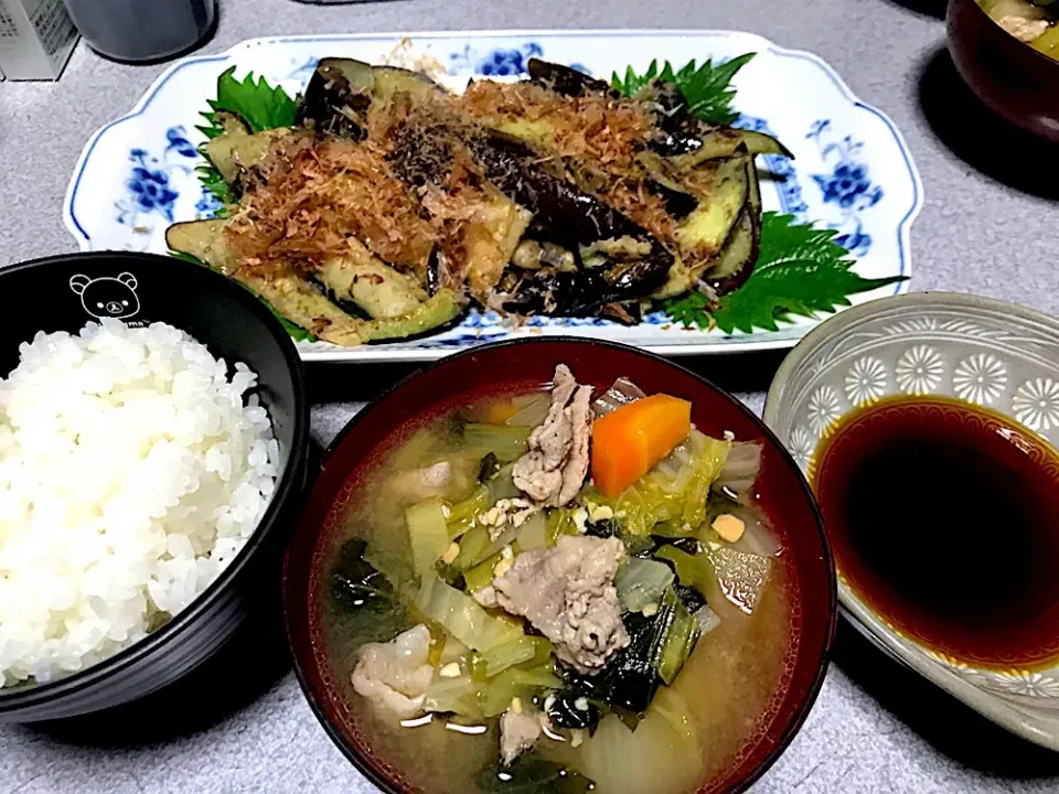 Snapdishの料理写真:汁もんは思った以上にお腹いっぱいになる #夕飯 白米、野菜も具沢山豚汁、茄子炒めシソ敷おかか乗せ|ms903さん