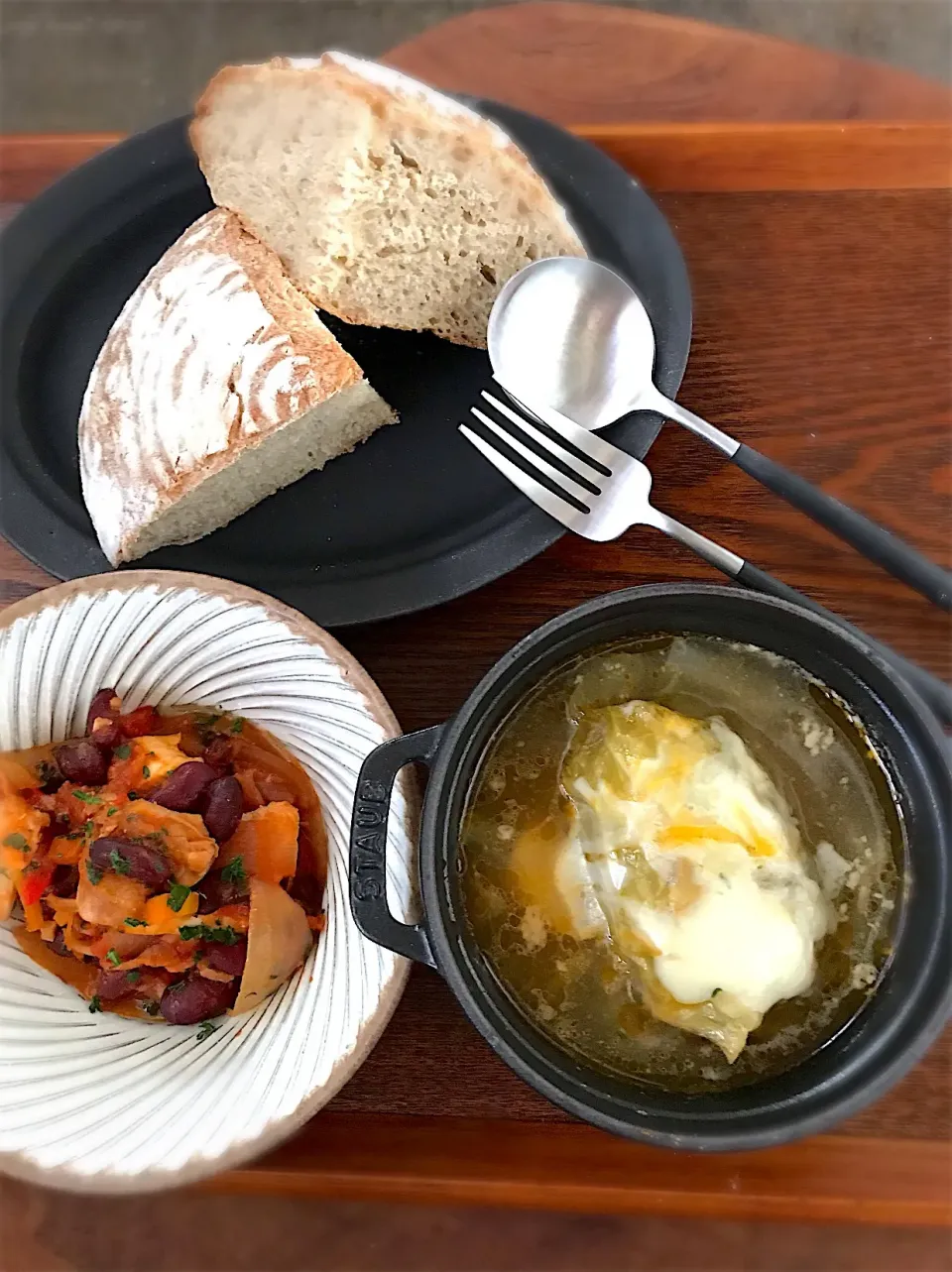 かおり🐰さんの料理 手羽元のトマト煮
コンソメのロールキャベツとライ麦パン|かおり🐰さん