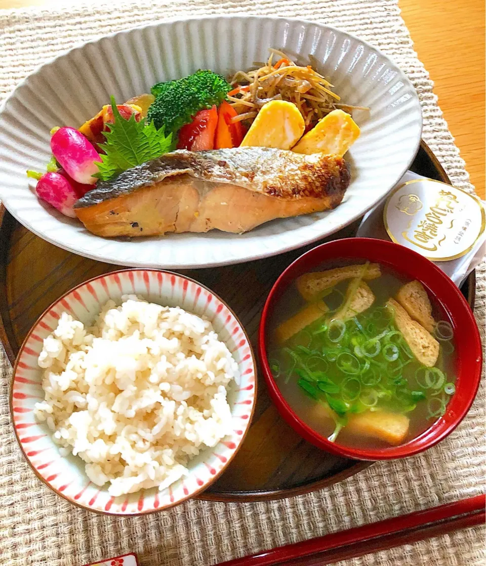 朝ごはんを食べよう🐓鮭の西京焼きでいろいろワンプレート朝ごはん☀️|あしゃぱんさん