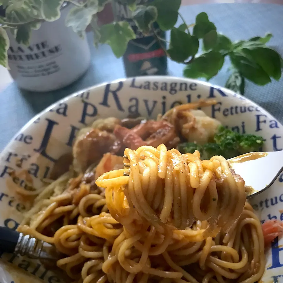 Snapdishの料理写真:カレーの残ったのでカレーパスタ🍛。|シュトママさん