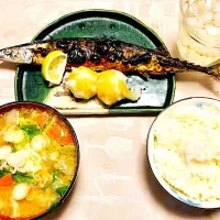 Snapdishの料理写真:秋刀魚塩焼き大根三毛猫おろし 豚汁|Junko Tominagaさん