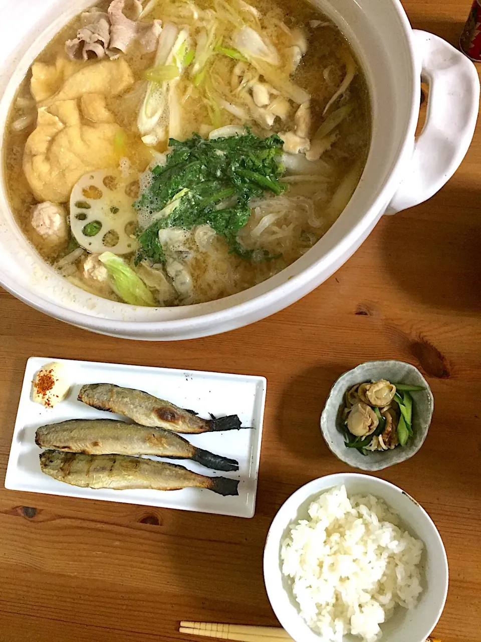 晩ごはん。とり野菜みそ鍋、こまい干物、ベビーホタテとキュウリの和え物。|みぽさん