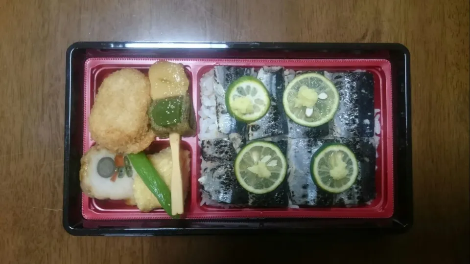 Snapdishの料理写真:炙り秋刀魚寿司🍣|kudoさん