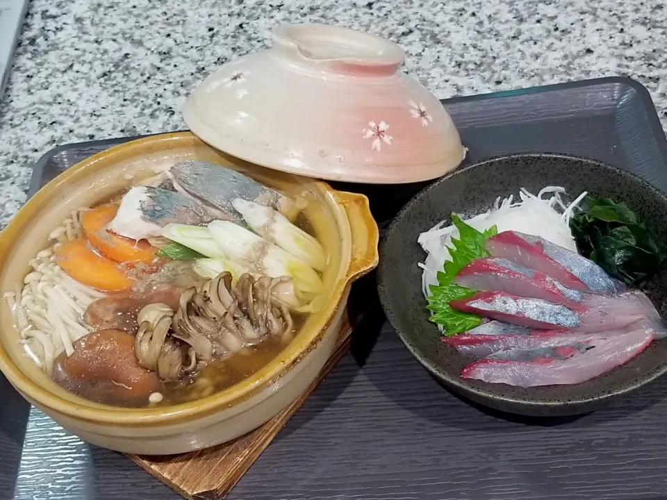 Snapdishの料理写真:旦那のお父さんが釣ってきたハマチで
鍋と刺身|あぁちゃんさん