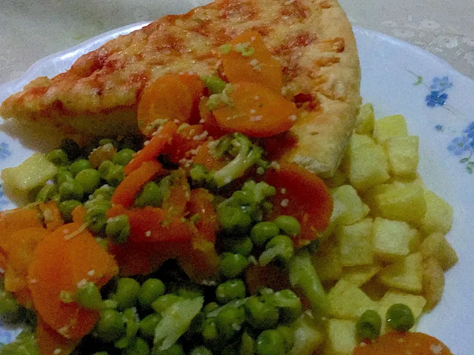 Macédoine de légumes et sa riskierte s’accompagne de pizza|Amadou Sarrさん