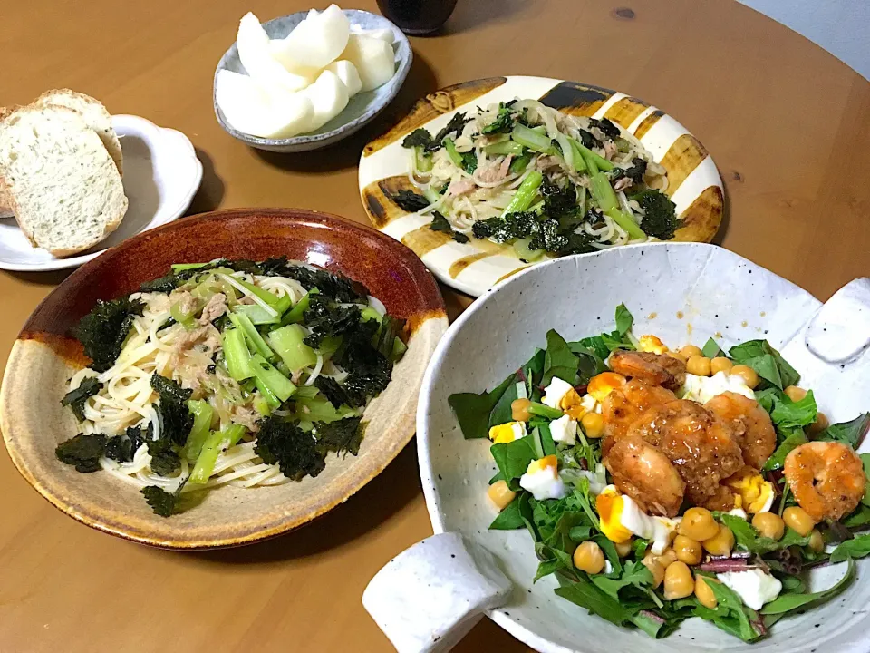 Snapdishの料理写真:昨日の晩ゴハン(σ≧∀≦)σ アヒージョの残りでツナ小松菜和風スパ    ひよこ豆と茹で卵と海老マヨのアマニ油サラダ🥗 自家製ハーブパン   梨|さくたえさん