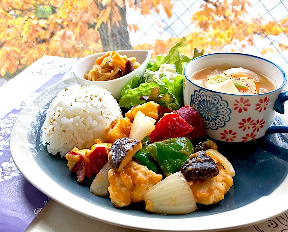 昼ごはん  さつまいもと鶏むね肉の甘酢あん炒め🍠🐓|砂雪さん