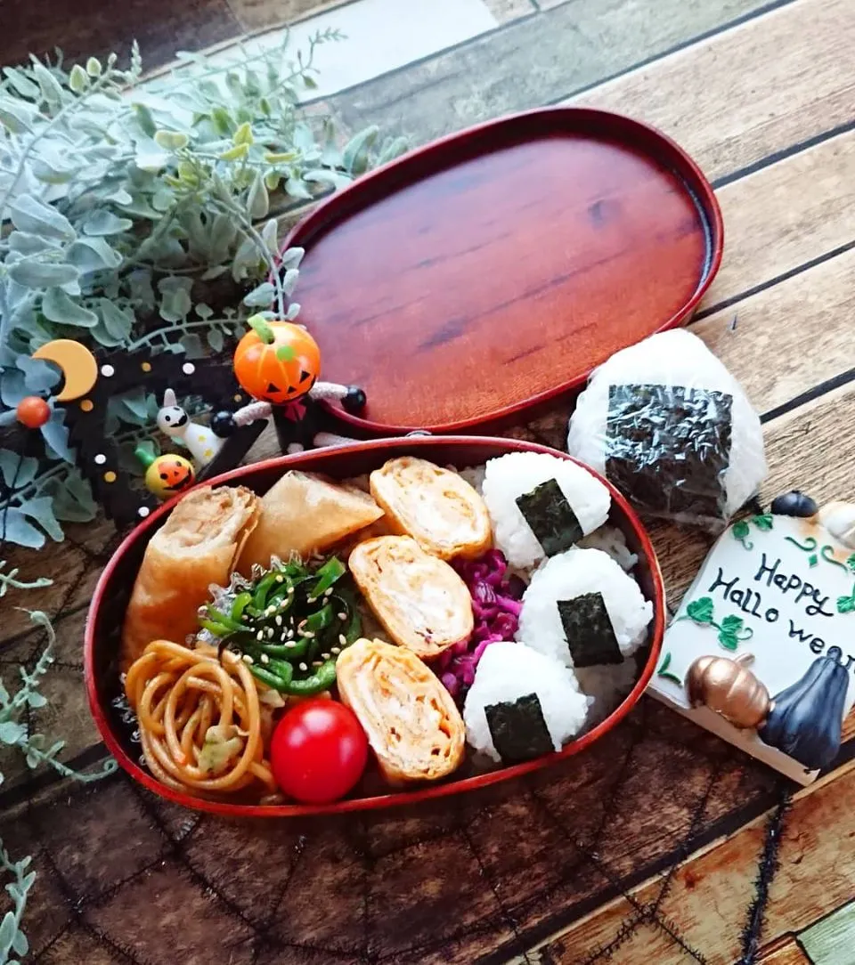 娘弁当☺️  春巻  焼きそば  玉子焼き  ほうれん草のごま和え  ミニ🍙|e  satoさん