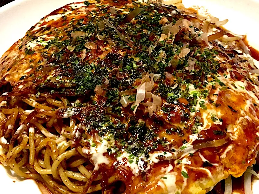 Snapdishの料理写真:広島風お好み焼き
#イカ天かす
#豚バラ
#ダブル卵|mottomoさん