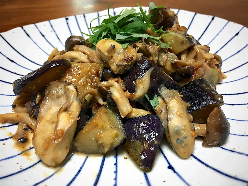 牡蠣と茄子ときのこで秋味噌炒め🐚🍆🍁|ぱぴこ家さん