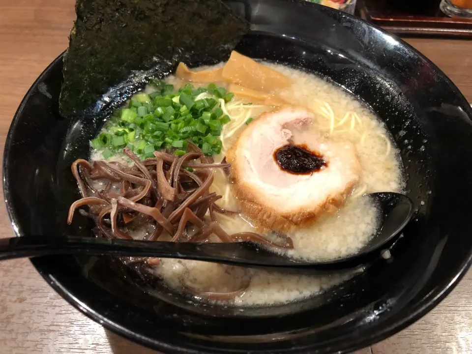 Snapdishの料理写真:釜炊き豚骨ラーメン|しのぶさん