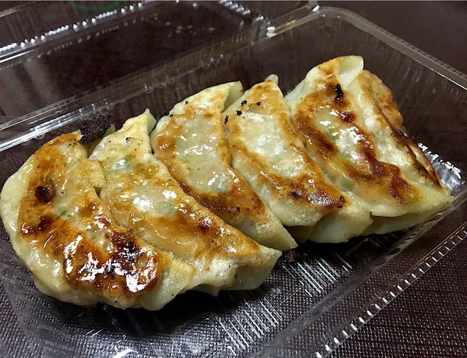 本日の賄い 晩ごはん⭐️⭐️😩⭐️ 餃子うまいけど、まさかの餃子だけ（ *_* ）|ぽんたさん