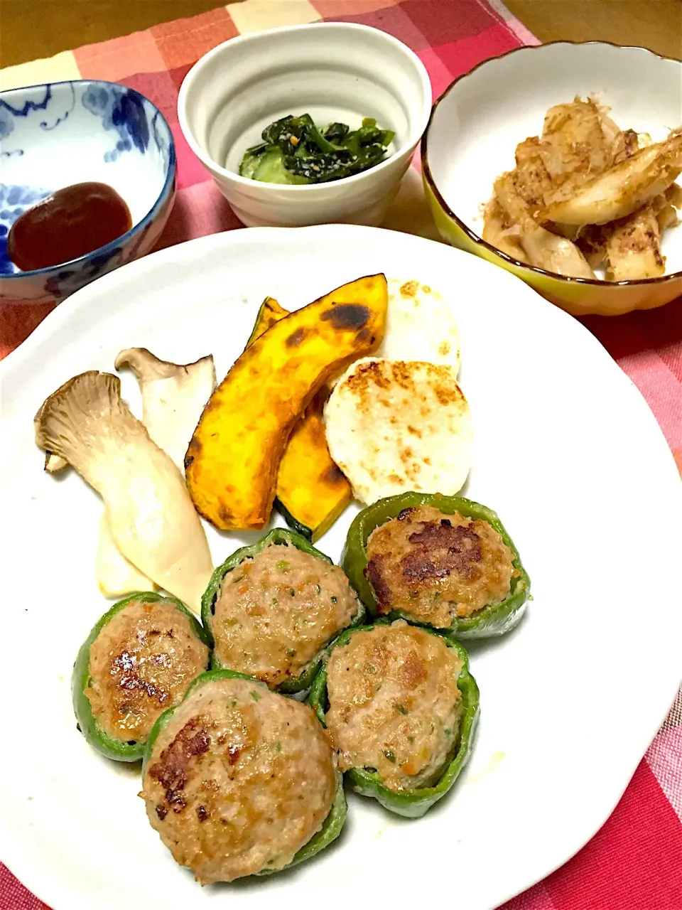 ピーマン肉詰め🐷焼き野菜🍅蓮根のおかか醤油和え🍙きゅうりとワカメの酢の物|くっきいママさん