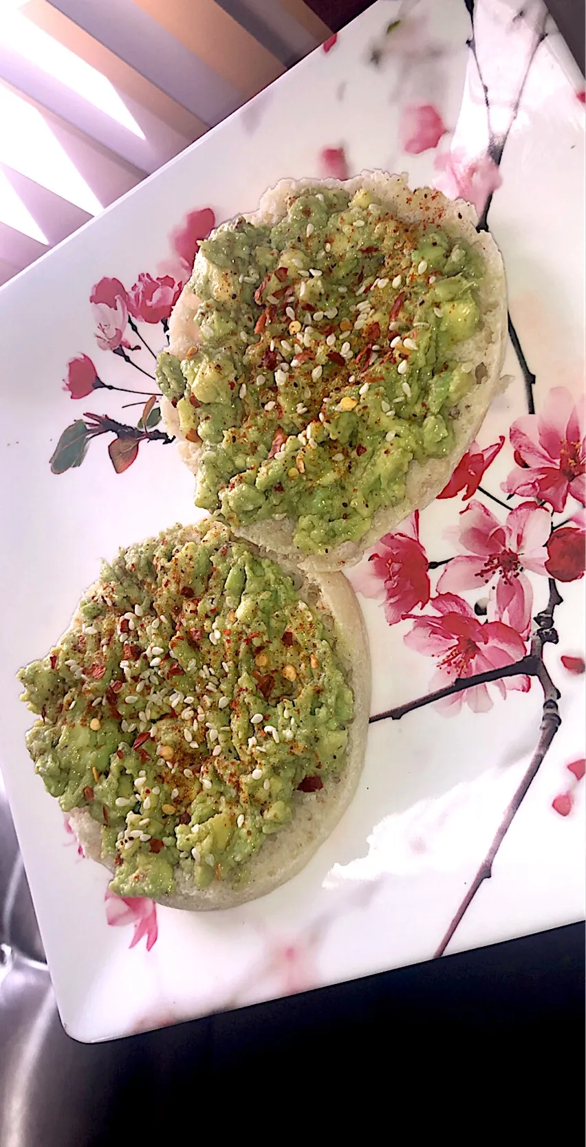 Toasted Avocado English muffins|Tawanjaさん