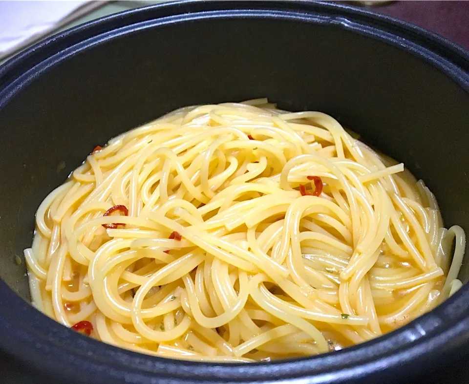 Snapdishの料理写真:宿ぐらしの晩ごはん⭐️⭐️⭐️
ミニホットプレートでつくるパスタ
粉末トマトスープ＆鶏がらスープの素に辣油を効かせて|ぽんたさん