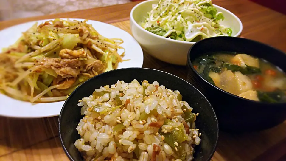 Snapdishの料理写真:梅干&ﾋﾟｰﾏﾝの炊き込みご飯、
肉野菜炒め～
の晩ごはん✨|kaz(*･ω･)さん