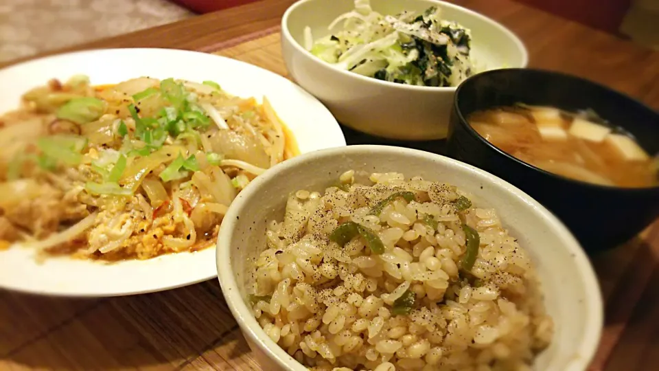 鶏挽肉と玉ねぎの卵炒め、
ﾋﾟｰﾏﾝのﾆﾝﾆｸ&ﾏｰｶﾞﾘﾝ炊き込みご飯～
他の晩ごはん✨|kaz(*･ω･)さん