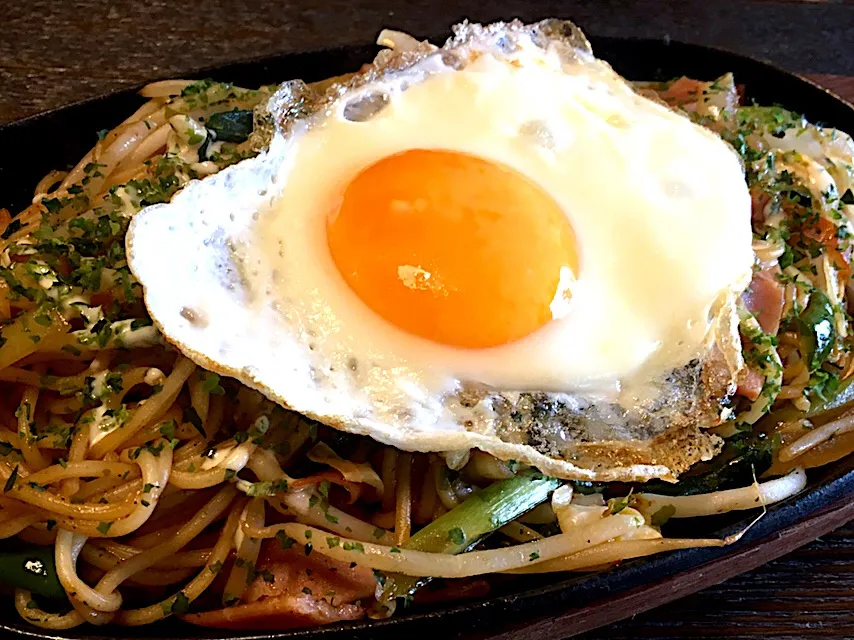 Snapdishの料理写真:鉄板五目焼きそば
#麺好き男のランチ|mottomoさん