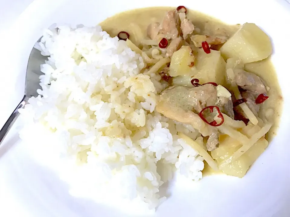 Thai Green Curry Chicken 🐓 

Ingredients: 

Chicken 
Garlic
Ginger 
Onion 
Potato
Bamboo Shoots 
Coconut 🥥 Milk 
Green Curry Paste 

1. Unahin igisa ang bawang,|Food Gardenさん