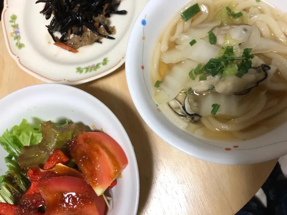 カキうどん、サラダ、ひじき煮|ころりんさん