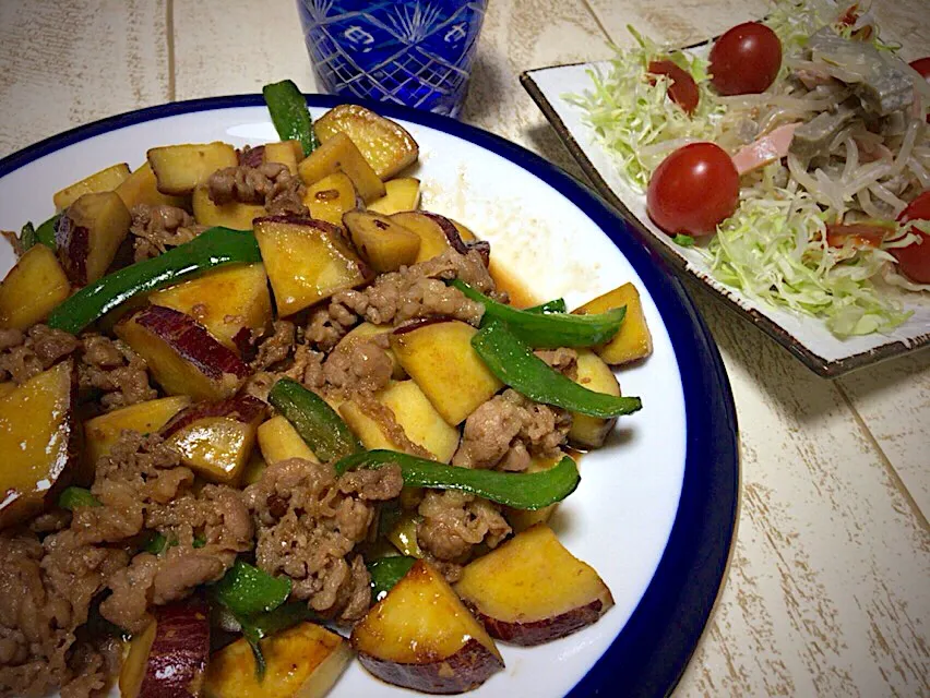 今日の男飯(๑˃̵ᴗ˂̵)さつまいもと牛肉の甘辛煮&しぞーかサラダ🥗(もやし、黒はんぺん、ハム、キャベツ、トマト)🎶|ひーちゃんさん