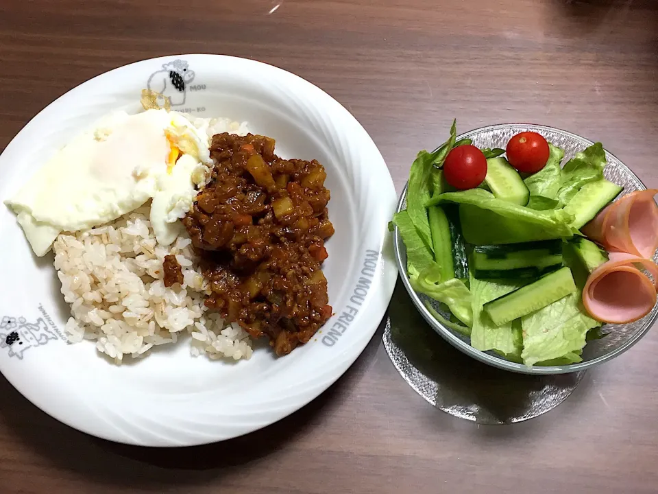 ドライカレー目玉焼きのせ グリーンサラダ|おさむん17さん