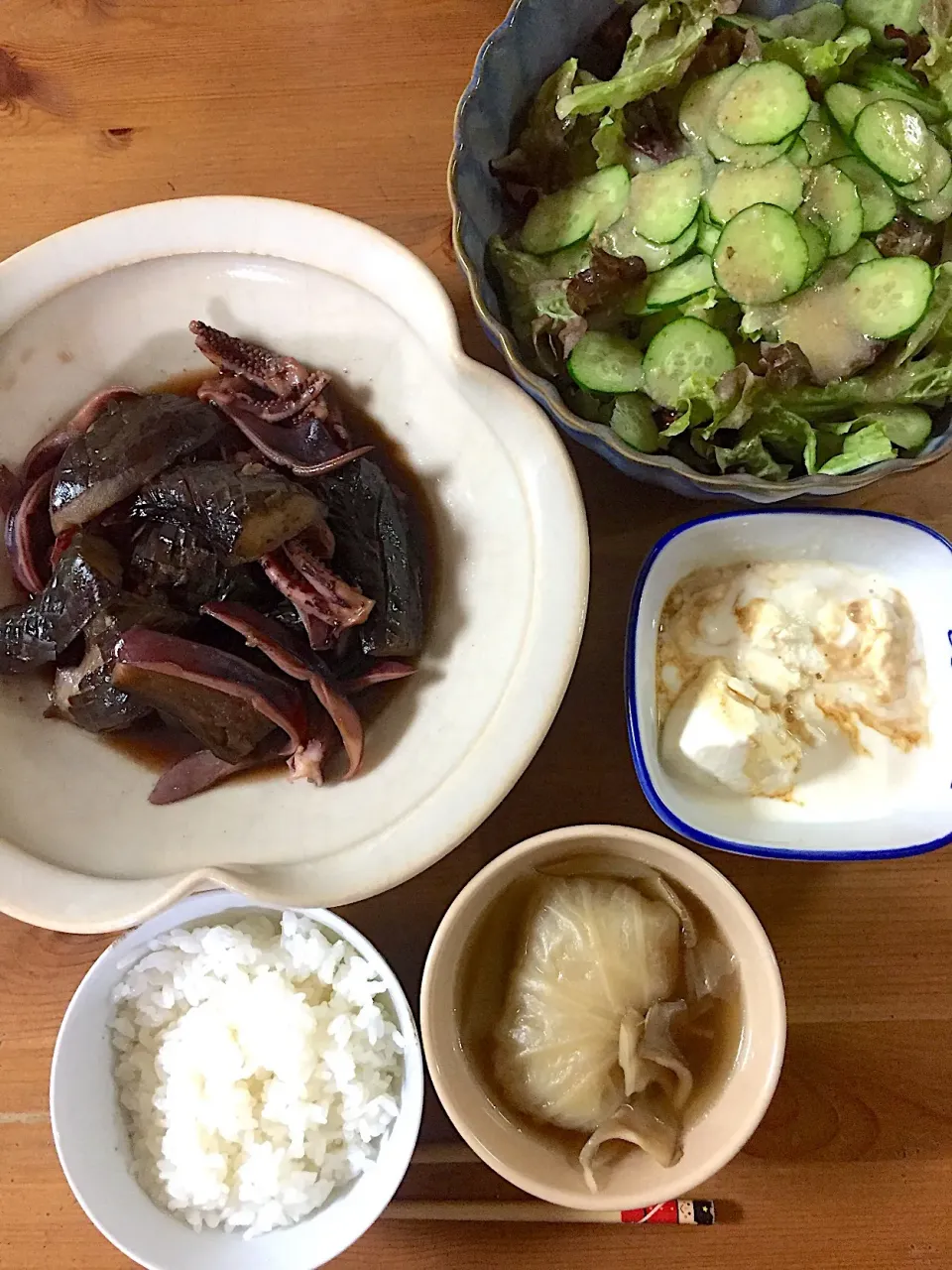 晩ごはん。茄子とイカの煮物、ロールキャベツ入りスープ、豆腐、サラダ。|みぽさん