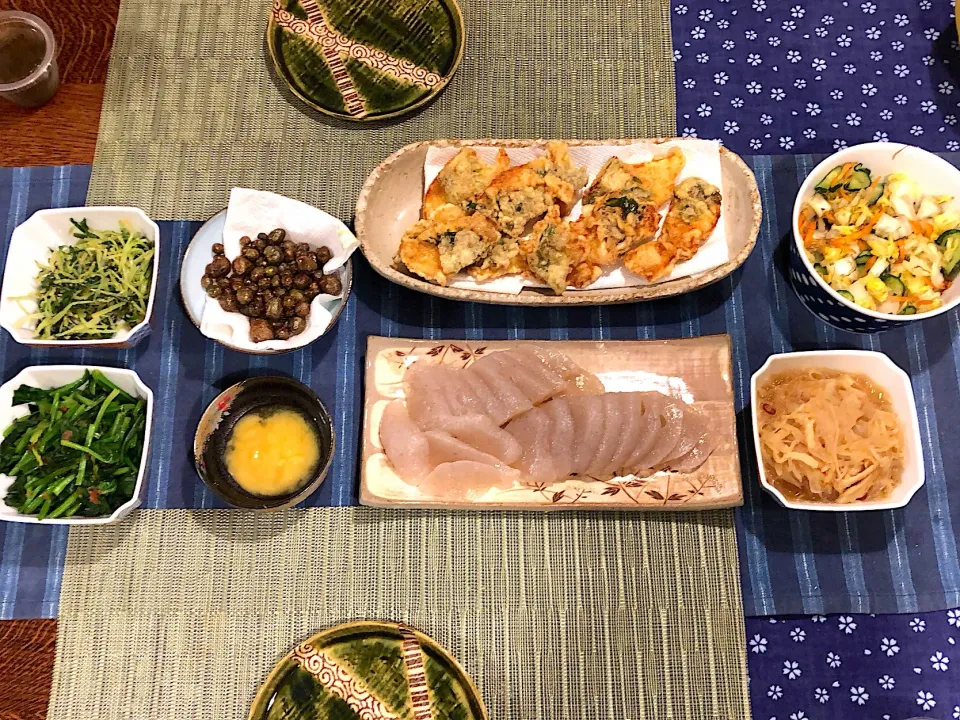 Snapdishの料理写真:鶏天、こんにゃくのお刺身、ほうれん草のおかか和え、水菜の胡麻和え、大根とおあげの炊いたん、むかごの素揚げ|amiさん