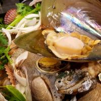 조개탕.

전복 키조개 가리비 백합조개등 다양한 조개가 가득한 조개탕 !.😋

#조개탕 #모듬조개 #조개관자

ジョゲタン。

アワビタイラギホタテユリ貝など、様々な貝がいっぱいジョゲタン！.😋

＃ジョゲタン＃盛り合わせ貝＃貝柱