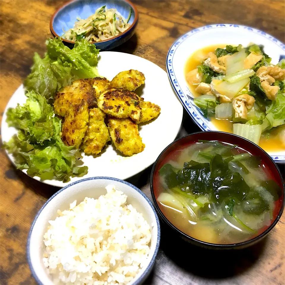 Snapdishの料理写真:2018/11/11の夕食  #玄米入りご飯  #鶏むね肉のカツカレー風味  #もやしときゅうりの胡麻酢和え #壬生菜と玉ねぎとワカメとジャガイモの味噌汁#白菜と油揚げの煮浸し|Shirokoさん