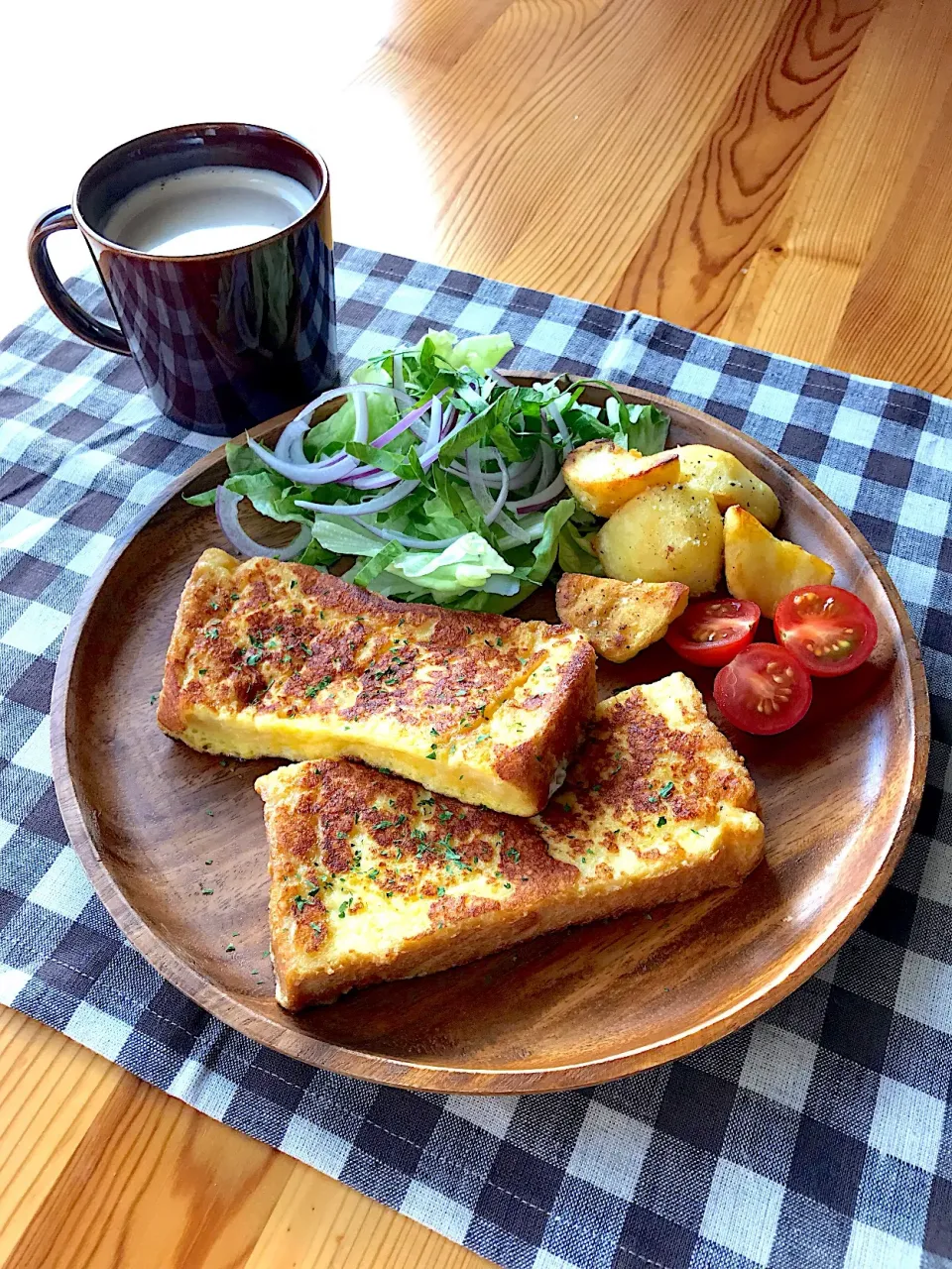 塩味のフレンチトースト、ポテト、サラダ、カフェオレ|sayaさん