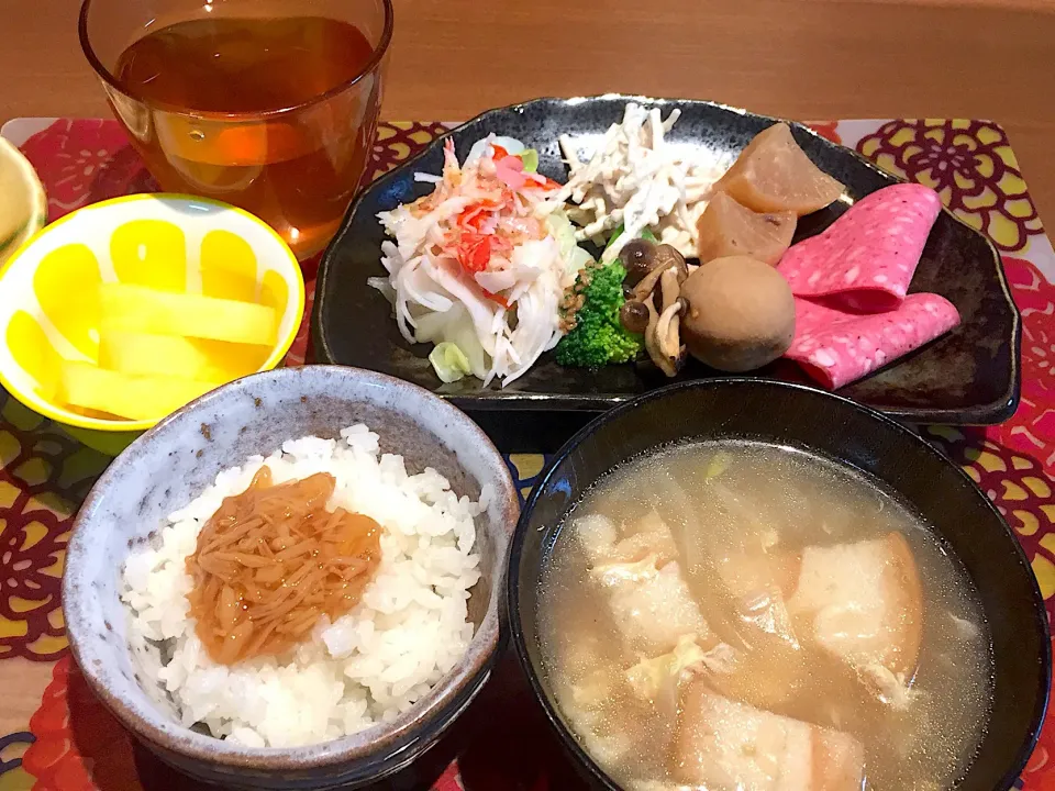 朝ごはん
里芋と大根としめじの煮物、茹でキャベツとカニカマのサラダ、ブロッコリー、ハム、ゴボウサラダ、白米、ナメタケ、麩と玉ねぎの卵スープ、パイナップル|かよちゃんさん